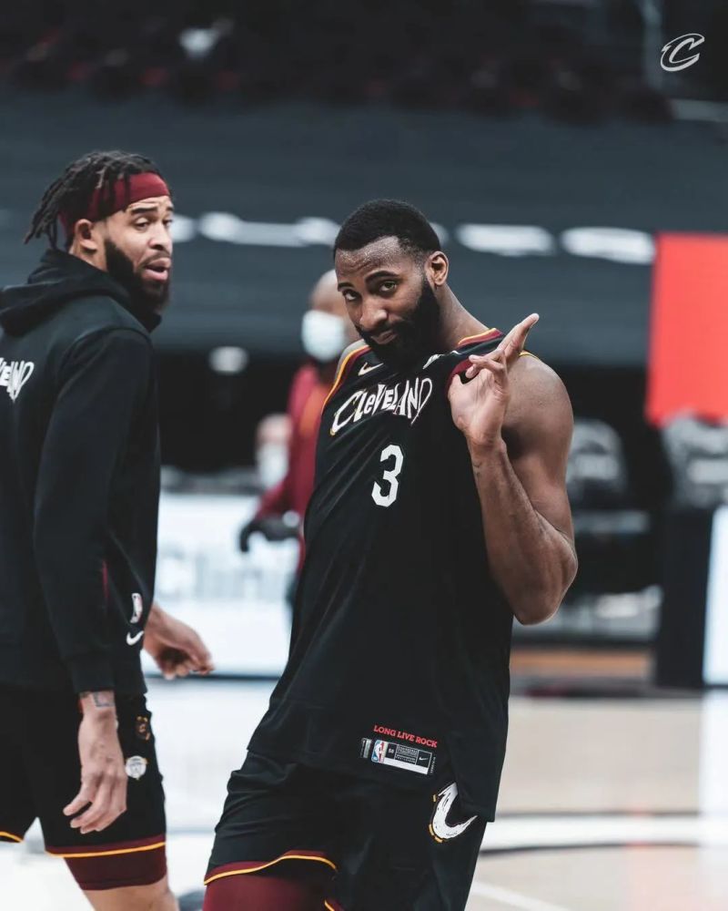 欧篮联赛程吃紧，山东男篮国际比赛日官宣签约，压力陡增，纪律约束更严格的简单介绍